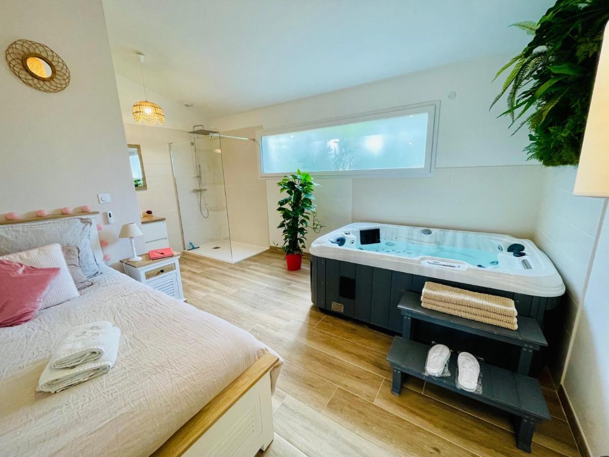 Les Jardins Du Castelas - Piscines, Jardins Et Spas Privatifs Uchaux Exteriör bild