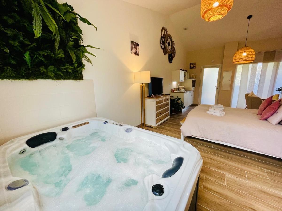 Les Jardins Du Castelas - Piscines, Jardins Et Spas Privatifs Uchaux Exteriör bild