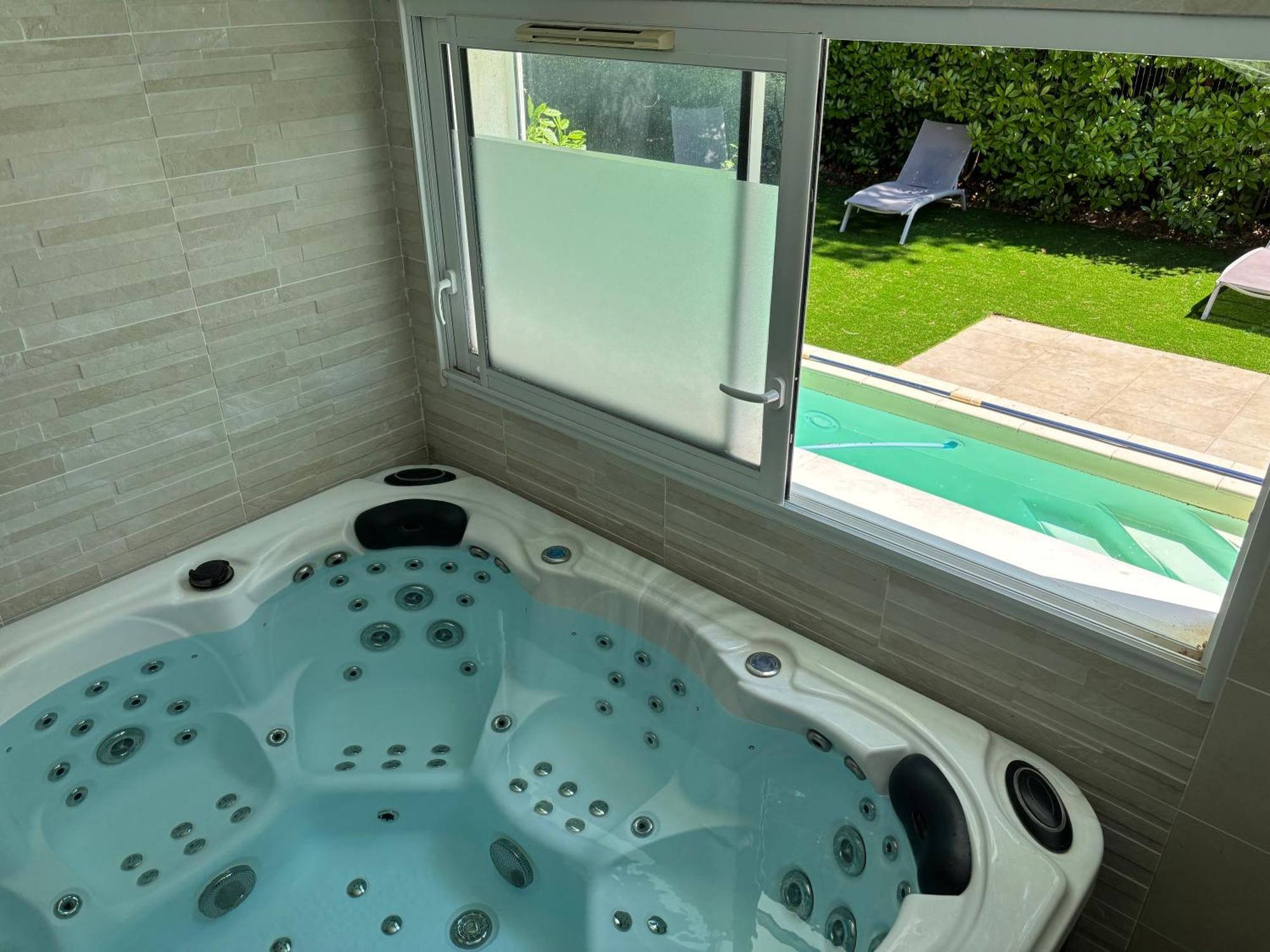 Les Jardins Du Castelas - Piscines, Jardins Et Spas Privatifs Uchaux Exteriör bild